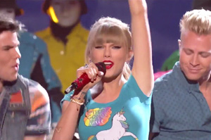 Taylor Swift - 22 [Live]