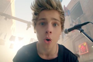 5 Seconds Of Summer - She Looks So Perfect