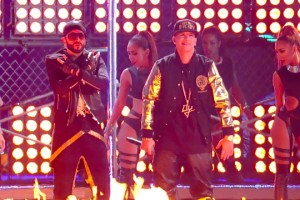Yandel ft. Daddy Yankee - Moviendo Caderas [Live]